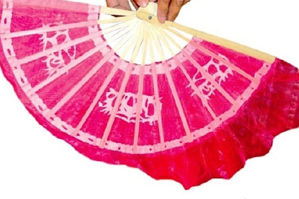 thuê quạt múa bao nhiêu tiền